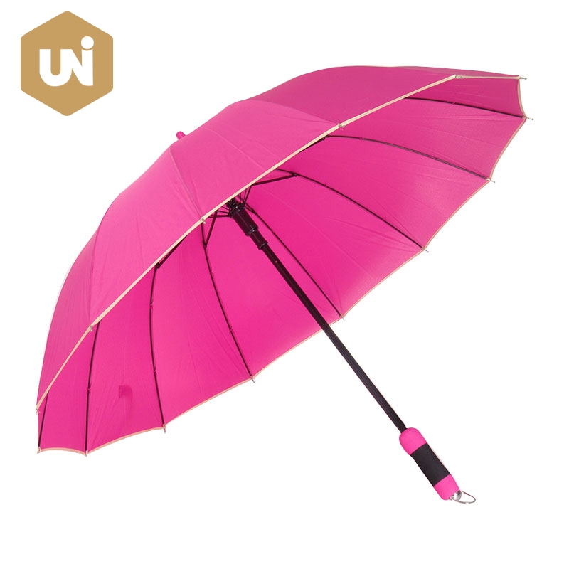 Het regenseizoen is aangebroken en veel mensen kiezen ervoor om een ​​paraplu mee te nemen tijdens hun dagelijkse activiteiten.
